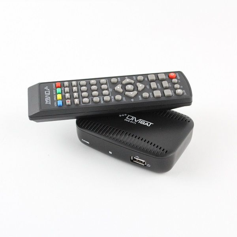Цифровой ресивер DIVISAT DVS 4111 (DVB-T/T2/C) на белом фоне