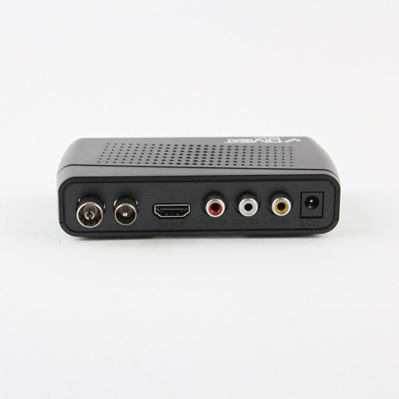 Цифровой ресивер DIVISAT DVS 4211 (DVB-T/T2/C) на белом фоне