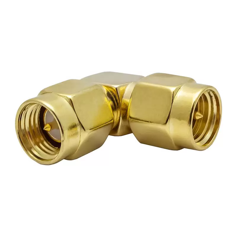 Переходник угловой SMA(male) – SMA(male) на белом фоне