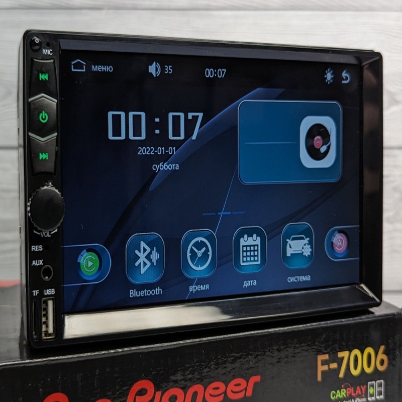 Автомагнитола Pro.pioneer F-7006 с экраном на белом фоне