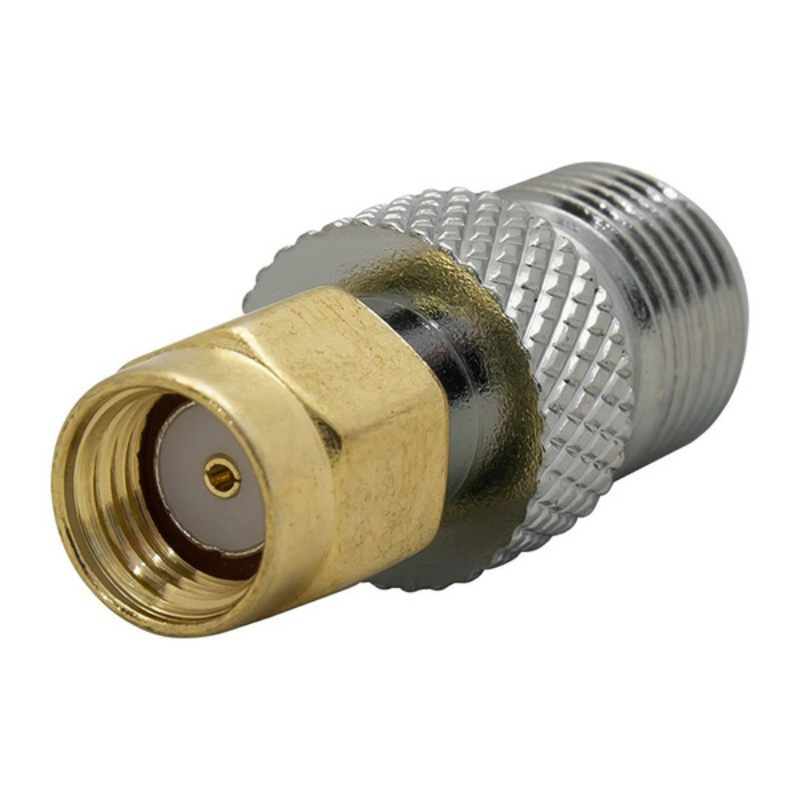 Переходник F(male) – SMA(female) на белом фоне