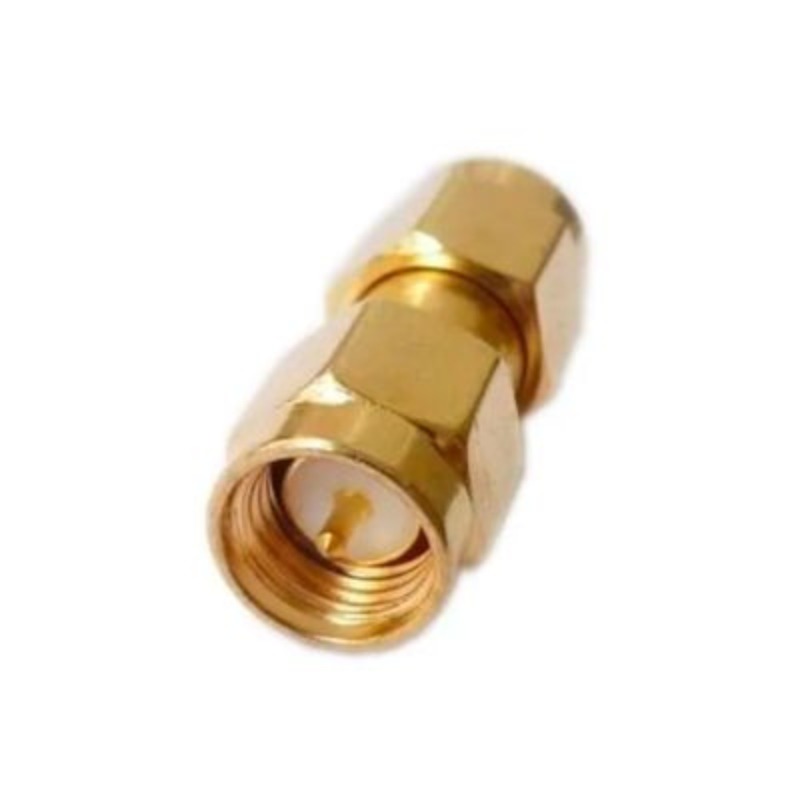 Переходник SMA(male) – RP-SMA(male) на белом фоне