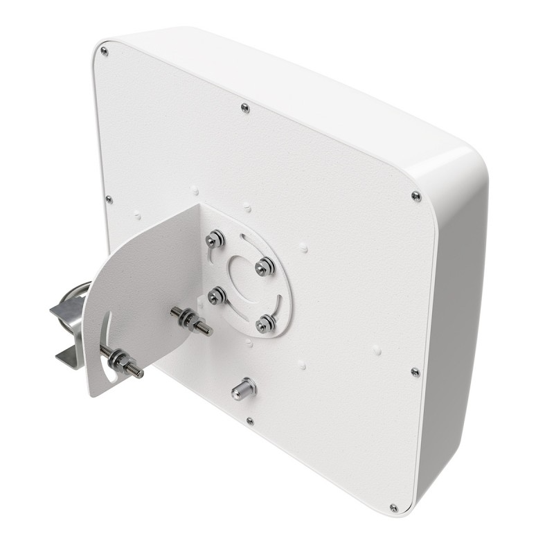 Антенна BAS-2337-F Flat (800/1800–2700 МГц) на белом фоне