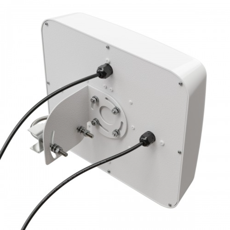 Антенна BAS-2344-SMA Combi Flat Multiband MIMO (2×5 м) на белом фоне