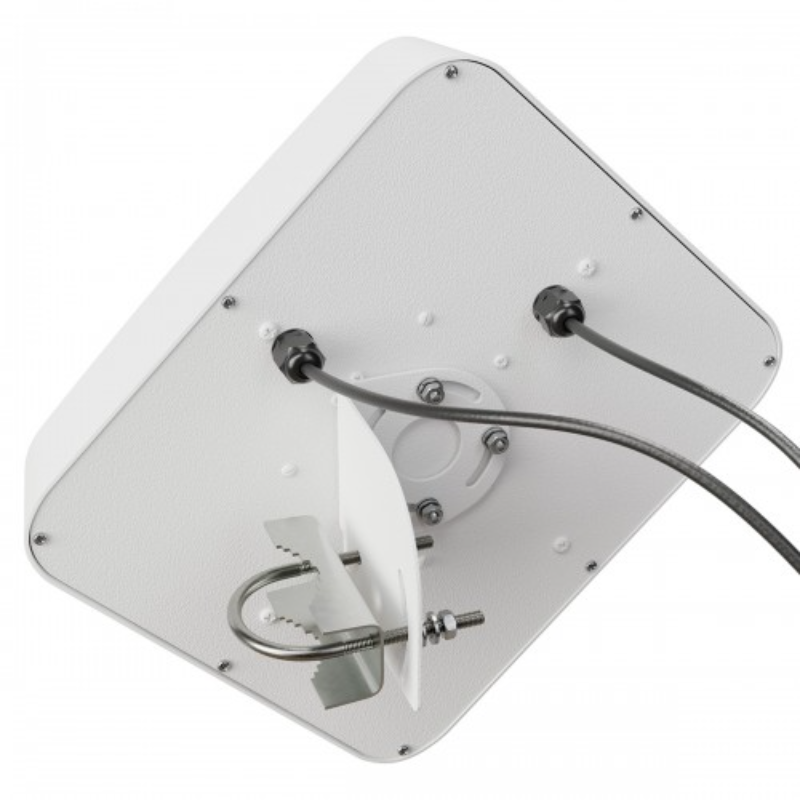 Антенна BAS-2344-SMA Combi Flat Multiband MIMO (2×5 м) на белом фоне