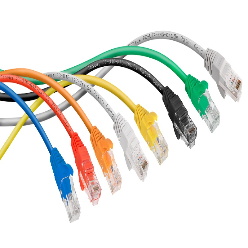 Патч-корд ЭРА SIMPLE U/UTP Cat.5e 0.5 м на белом фоне