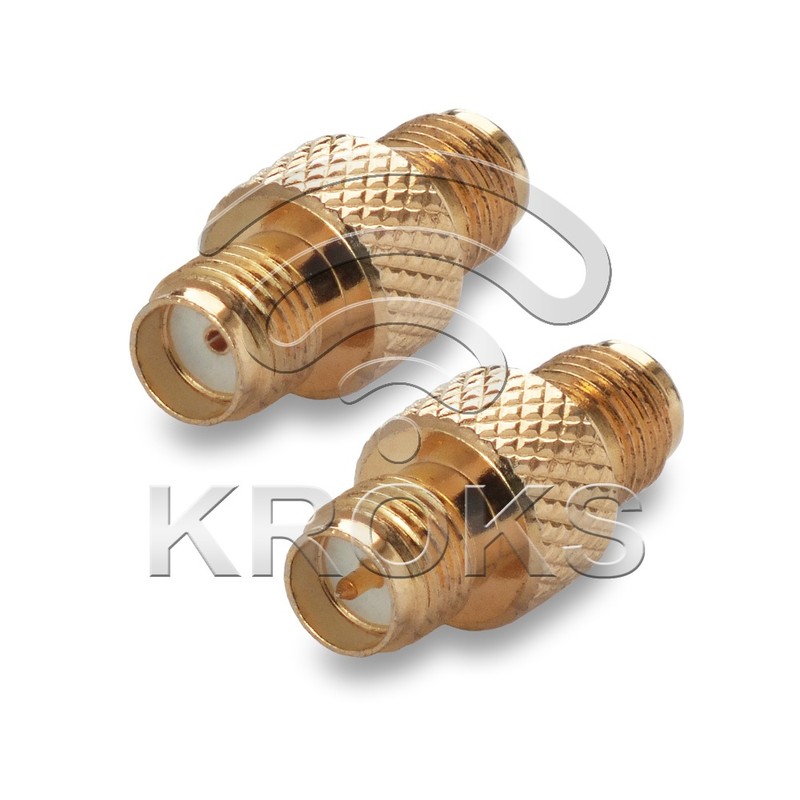 Переходник SMA(female) – F(female) на белом фоне
