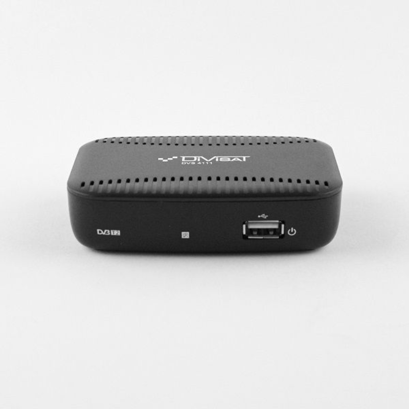 Цифровой ресивер DIVISAT DVS 4111 (DVB-T/T2/C) на белом фоне