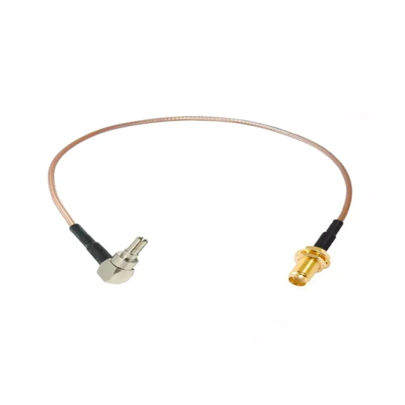 Переходник CRC9(male) – SMA(female) на белом фоне