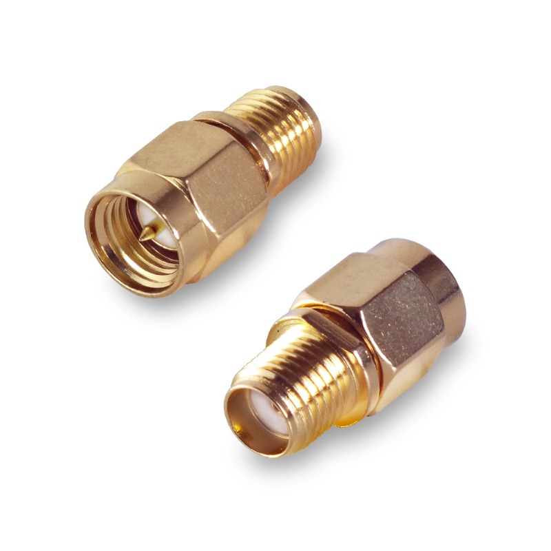 Переходник SMA(male) – SMA(female) на белом фоне