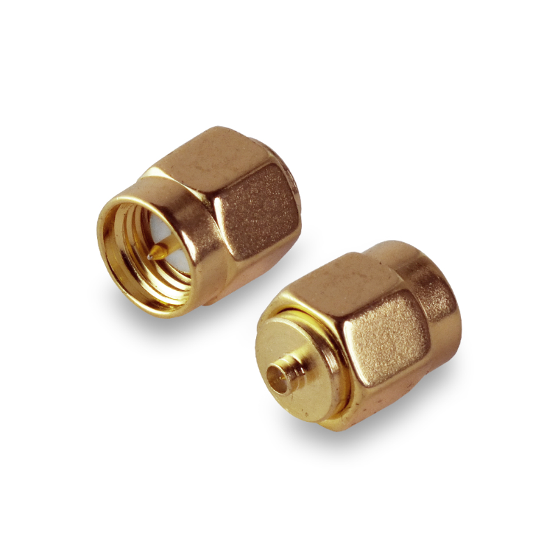 Переходник U.Fl(male) – SMA(male) на белом фоне