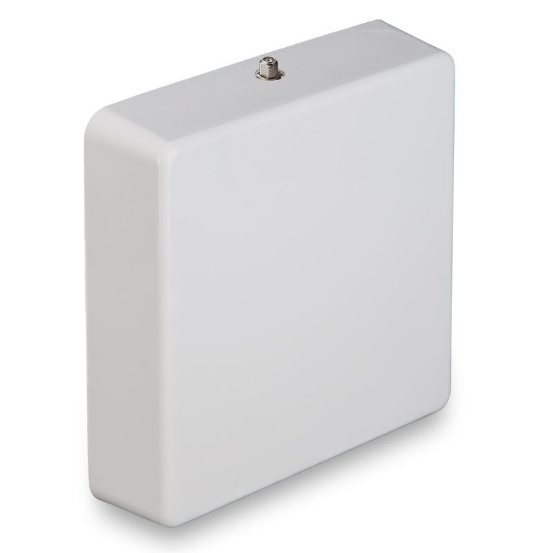 Широкополосная антенна KROKS KP10-800/2100W на белом фоне