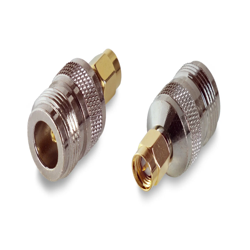 Переходник SN-312 N(female) – SMA(male) на белом фоне
