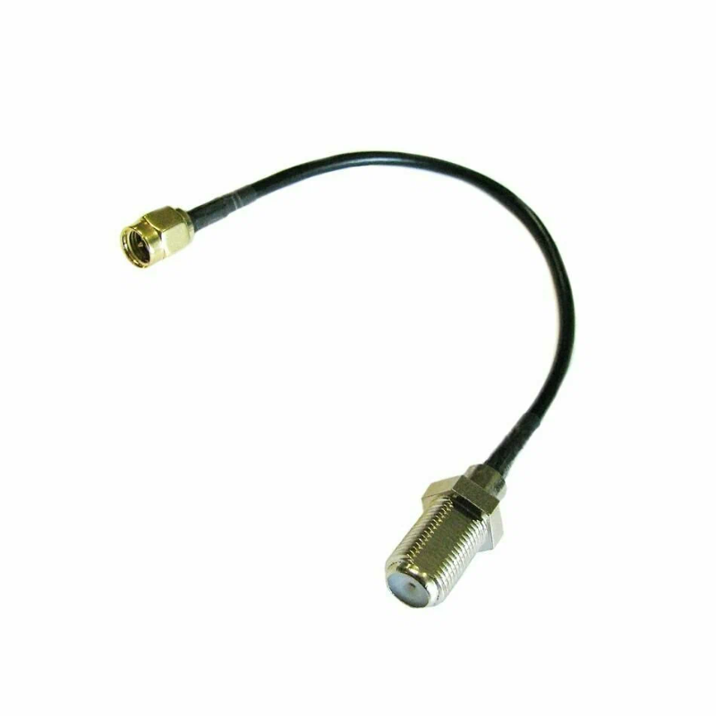 Пигтейл SMA(male) – F(female) на белом фоне