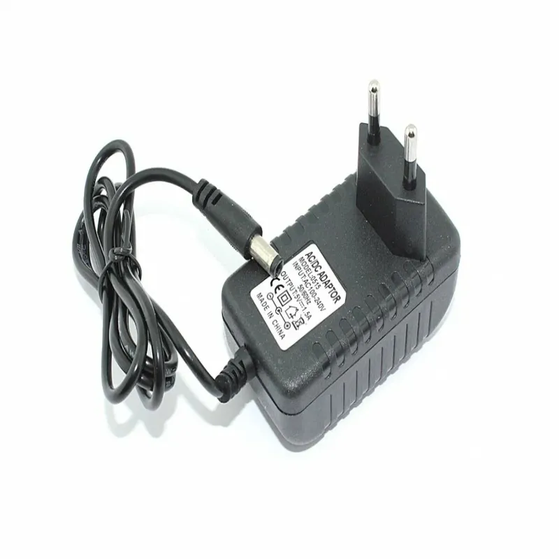 Блок питания (5V; 1,5А; DC-штекер 5,5×2,5 мм) на белом фоне