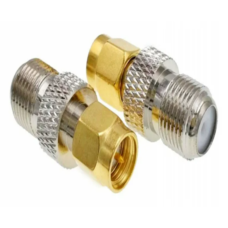 Переходник F(male) – SMA(female) на белом фоне