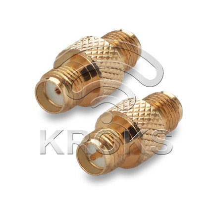 Переходник SMA(female) – F(female) на белом фоне