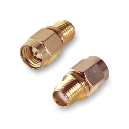 Переходник SMA(male) – SMA(female) на белом фоне