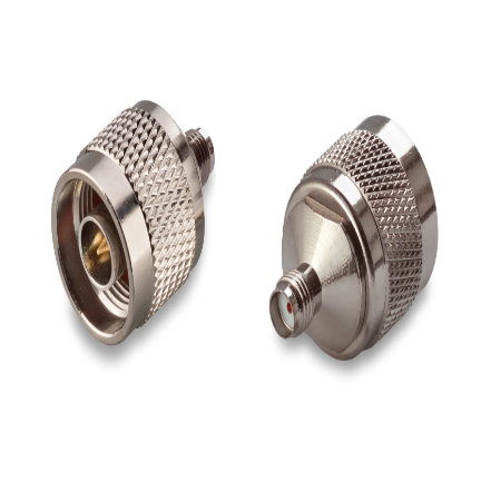 Переходник SN-321 SMA(female) – N(male) на белом фоне
