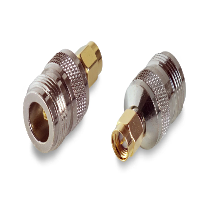 Переходник SN-312 N(female) – SMA(male) на белом фоне
