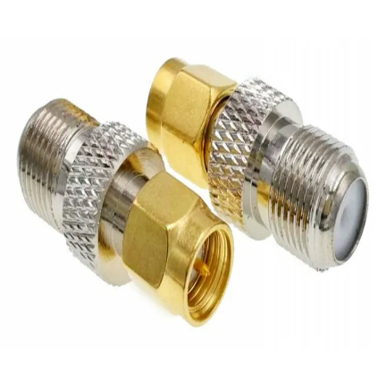 Переходник F(male) – SMA(female) на белом фоне