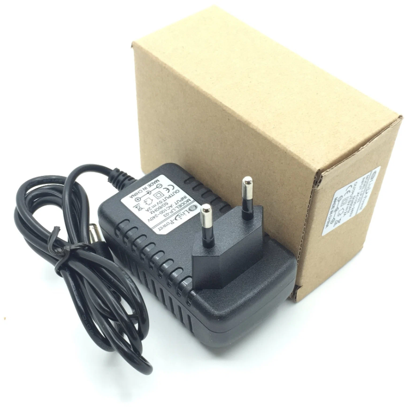 Блок питания Live-Power LP-03 (5V; 2А; DC-штекер 5,5×2,5 мм) на белом фоне