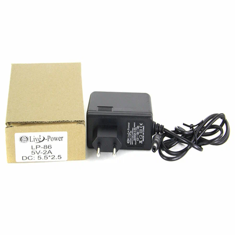 Блок питания Live-Power LP-86 (5V; 2А; DC-штекер 5,5×2,5 мм) на белом фоне