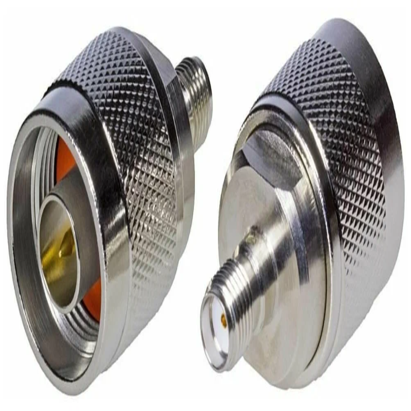 Переходник SN-321 SMA(female) – N(male) на белом фоне