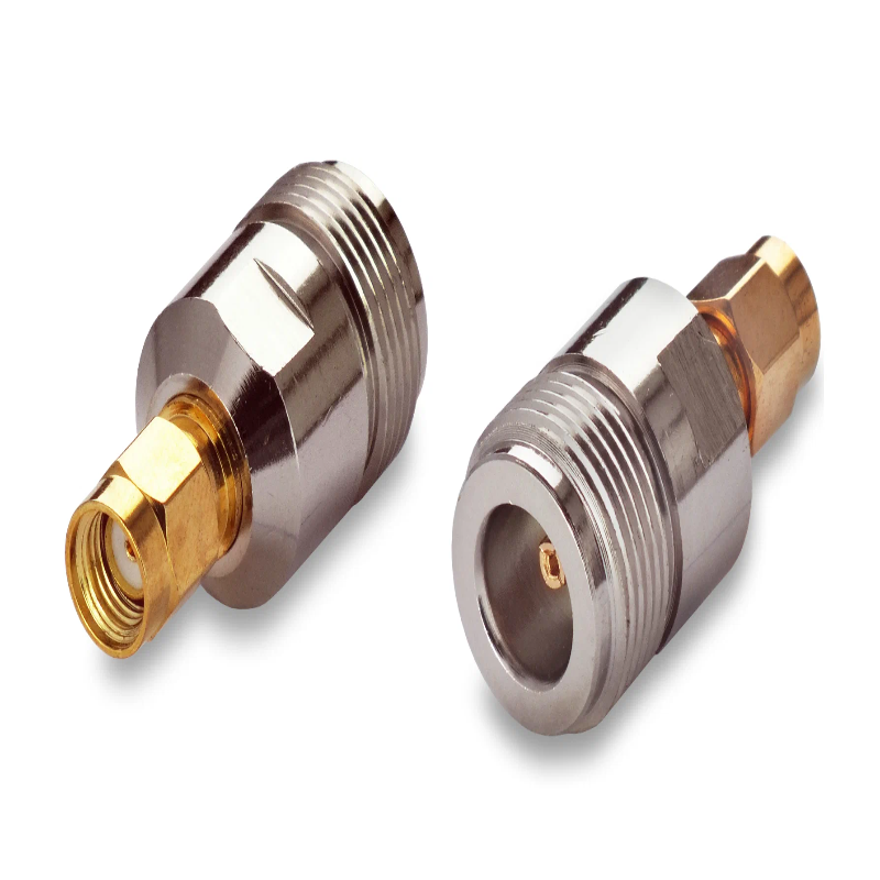 Переходник SN-312 N(female) – SMA(male) на белом фоне
