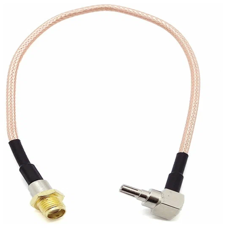 Переходник CRC9(male) – SMA(female) на белом фоне