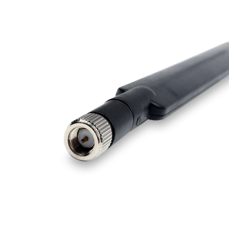 Широкополосная штыревая 3G/4G антенна KROKS KC5-800-2700 SMA на белом фоне