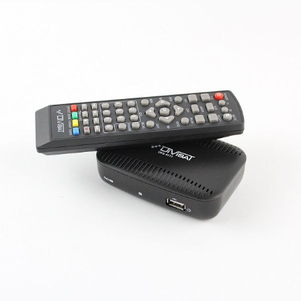 Цифровой ресивер DIVISAT DVS 4111 (DVB-T/T2/C) на белом фоне