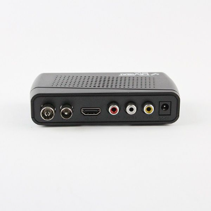 Цифровой ресивер DIVISAT DVS 4211 (DVB-T/T2/C) на белом фоне