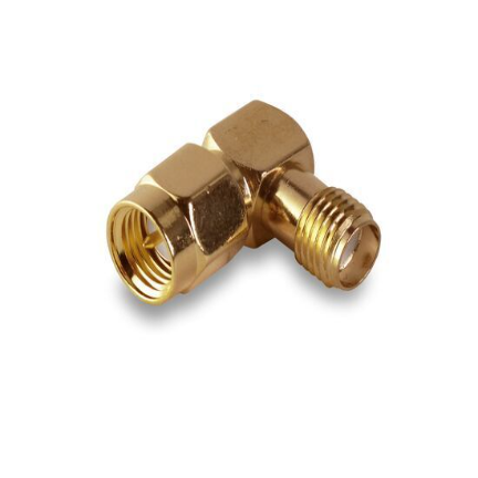 Переходник угловой SMA(male) – SMA(female) на белом фоне