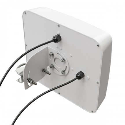 Антенна BAS-2344-SMA Combi Flat Multiband MIMO (2×5 м) на белом фоне