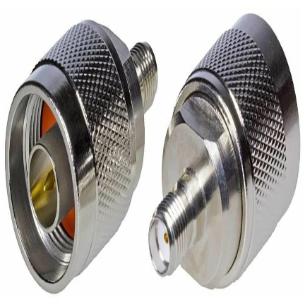 Переходник SN-321 SMA(female) – N(male) на белом фоне