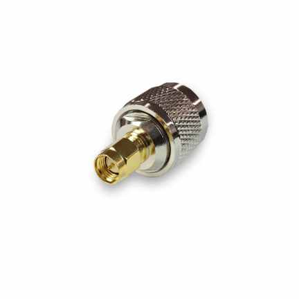 Переходник SN-311 SMA(male) – N(male) на белом фоне