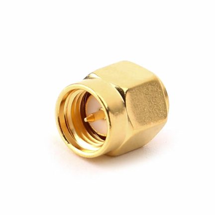 Переходник U.Fl(male) – SMA(male) на белом фоне