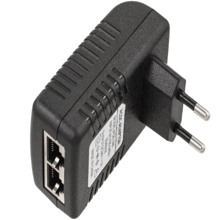 Инжектор питания PoE XLY-2401 24В 0,6A на белом фоне