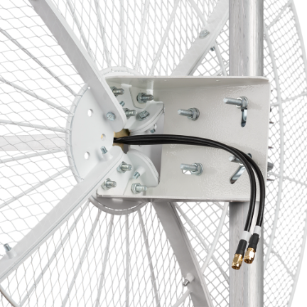 Параболическая MIMO антенна KROKS KNA24-800/2700P на белом фоне