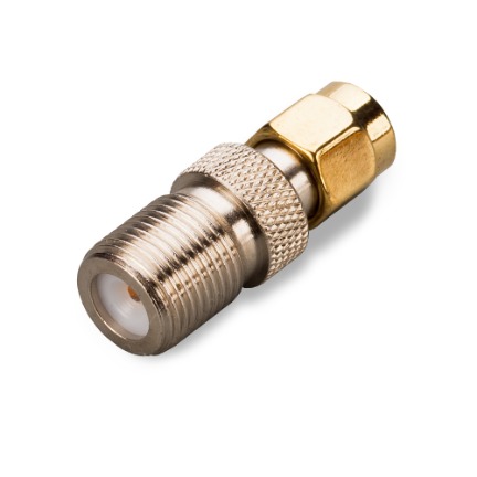 Переходник SMA(male) – F(female) на белом фоне
