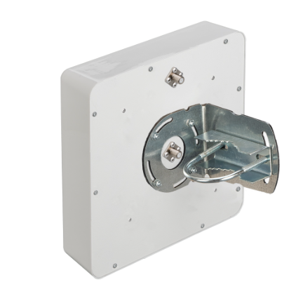 Антенна MIMO 2x2 14 dBi (1800–2600 МГц) на белом фоне